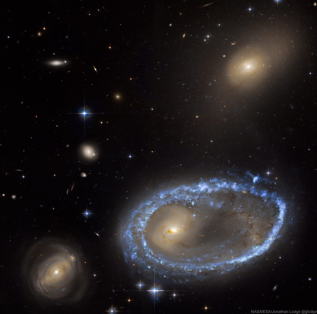 Die Ringgalaxie AM 0644-741 liegt etwa 300 Millionen Lichtjahre entfernt im südlichen Sternbild Fliegender Fisch (Volans).