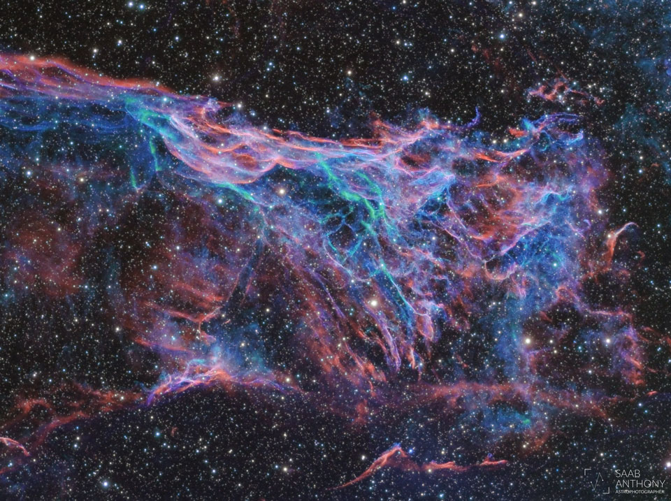Im Schleiernebel, der auch als Cygnusschleife oder NGC 6979 bekannt ist, befindet sich Flemings dreieckiges Büschel.