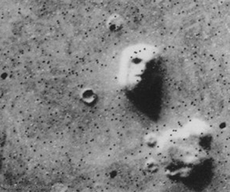 Die Raumsonde Viking Orbiter fotografierte einen Tafelberg, der auf dem Foto wie ein Gesicht aussieht.