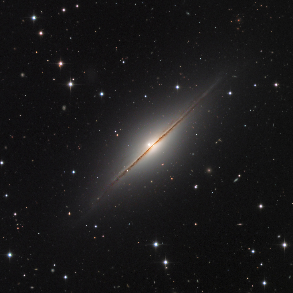 Die Galaxie NGC 7814 im Sternbild Pegasus erinnert an M104, den Sombreronebel und wird daher Kleiner Sombrero genannt - hier mit Supernova SN 2021rhu.