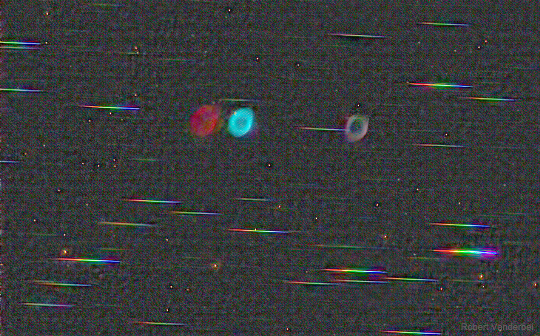 Das Licht von M57, dem Ringnebel in der Leier, und der Sterne in seiner Umgebung wurden hier mit einem Beugungsgitter in die Spektralfarben zerlegt.