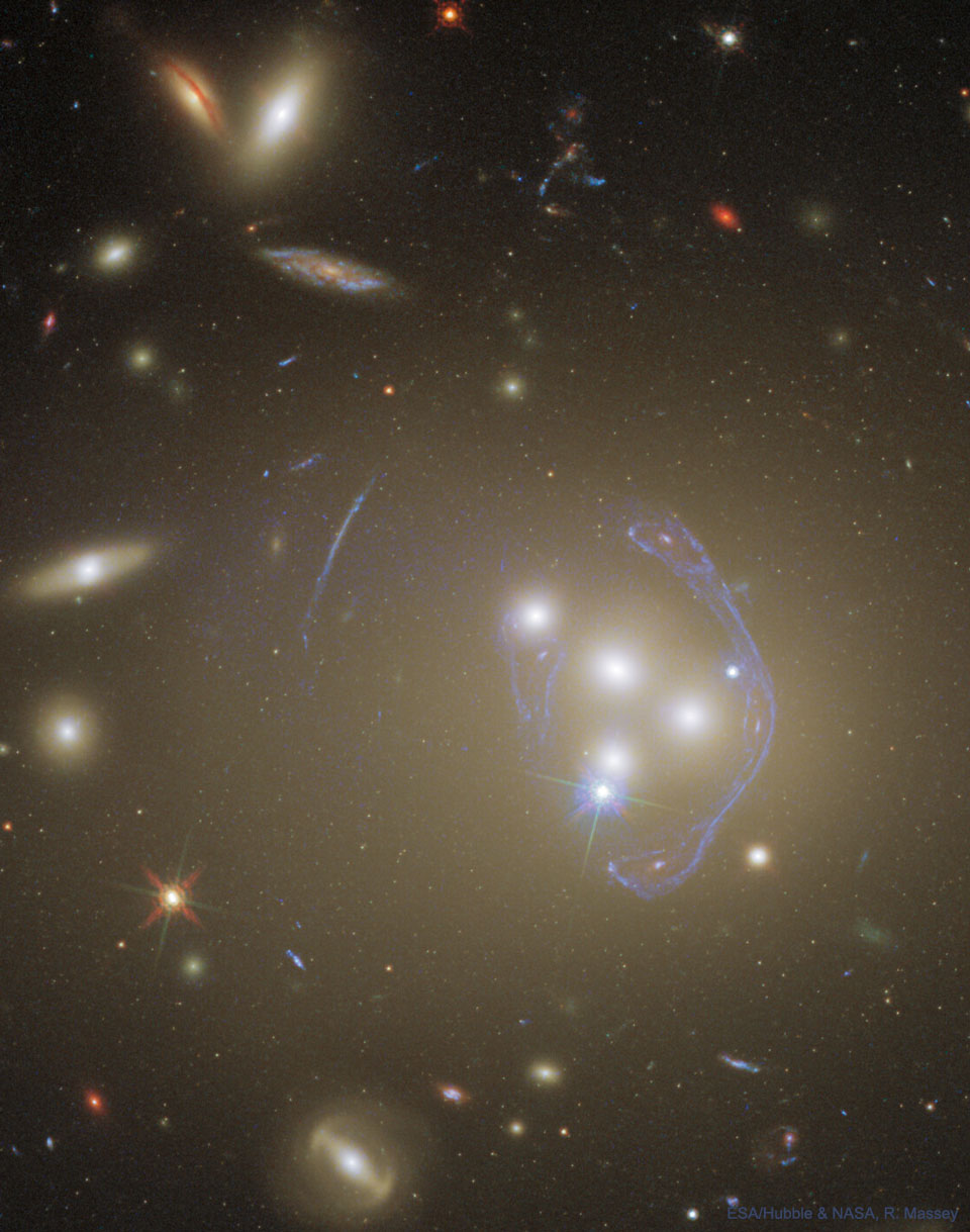 Der Haufen Abell 3827 streut das Licht einer fernen Hintergrundgalaxie, sodass wir mehrere Bilder dieser Galaxie sehen.