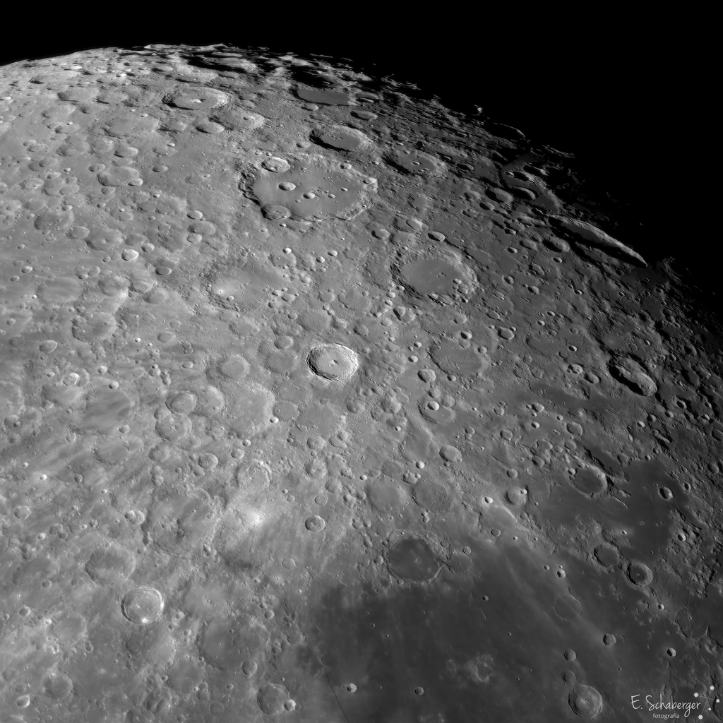 Der junge Krater Tycho und der alte Krater Clavius in den südlichen Hochländern gehören zu den größten und markantesten auf der Vorderseite des Mondes.