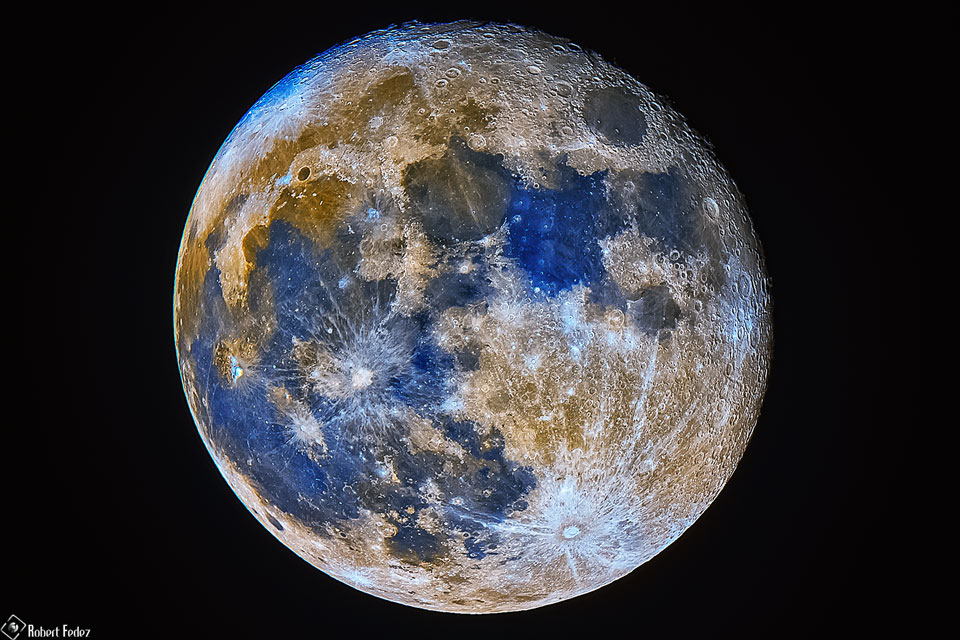 Blauer Mond mit farbverstärkter Oberfläche.