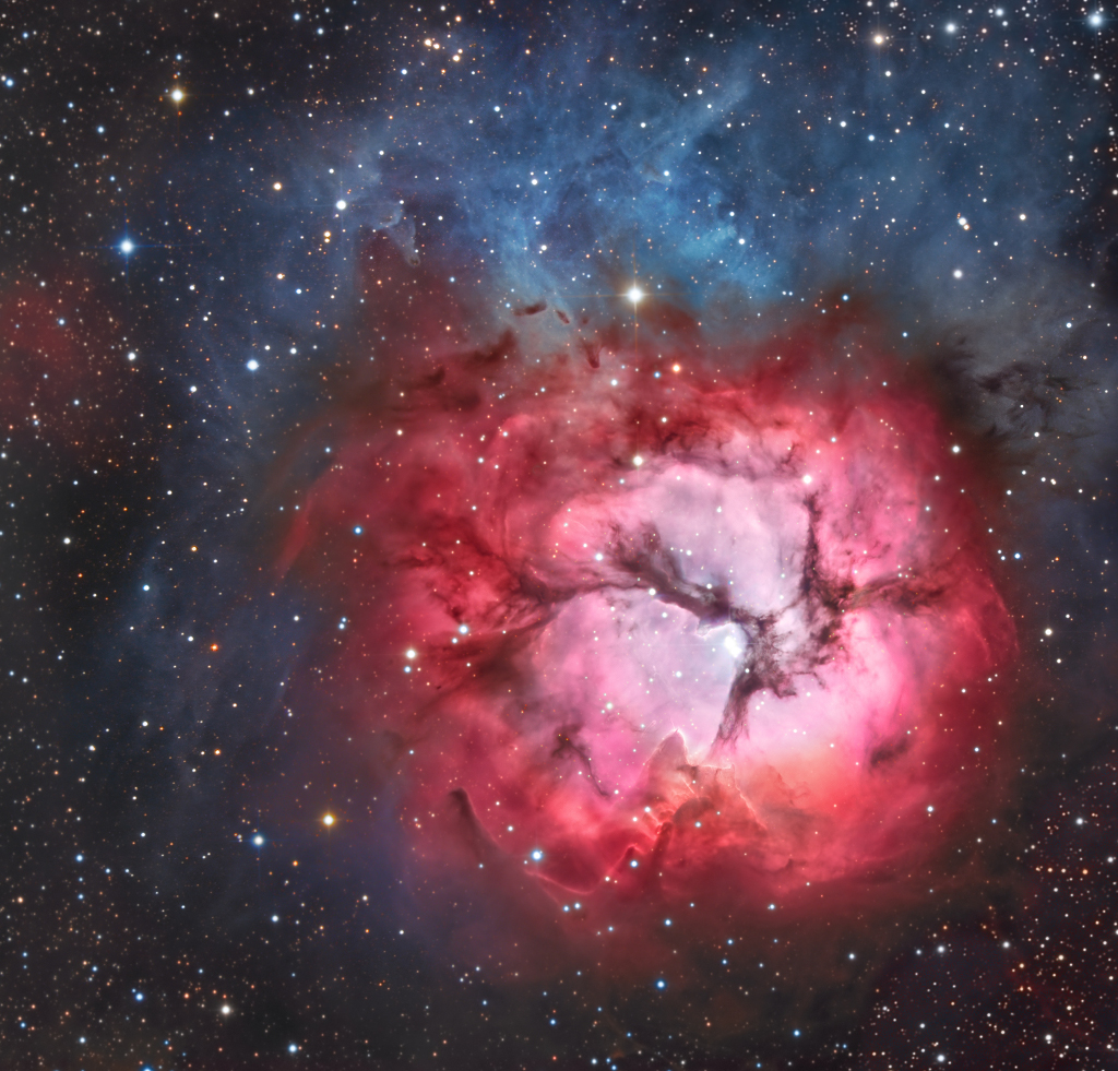 Der Trifidnebel M20 liegt im Sternbild Schütze in der Ebene der Milchstraße.