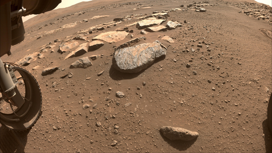 Dieses Bild von Missions-Sol 180 (22. August) des Marsrovers Perseverance zeigt den Boden des Kraters Jezero mit dem Felsen Rochette.