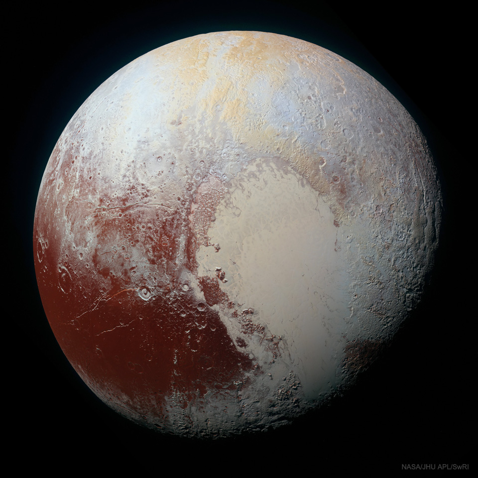 Dieses farbverstärkte Bild von Pluto macht Regionen mit unterschiedlicher geologischer Zusammensetzung visuell unterscheidbar.