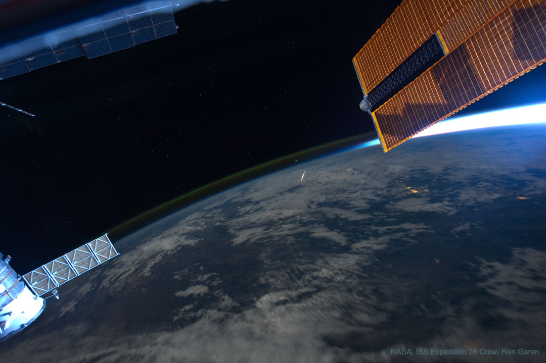 Astronaut Ron Garan beobachtet auf der Internationalen Raumstation einen Meteor der Perseiden.