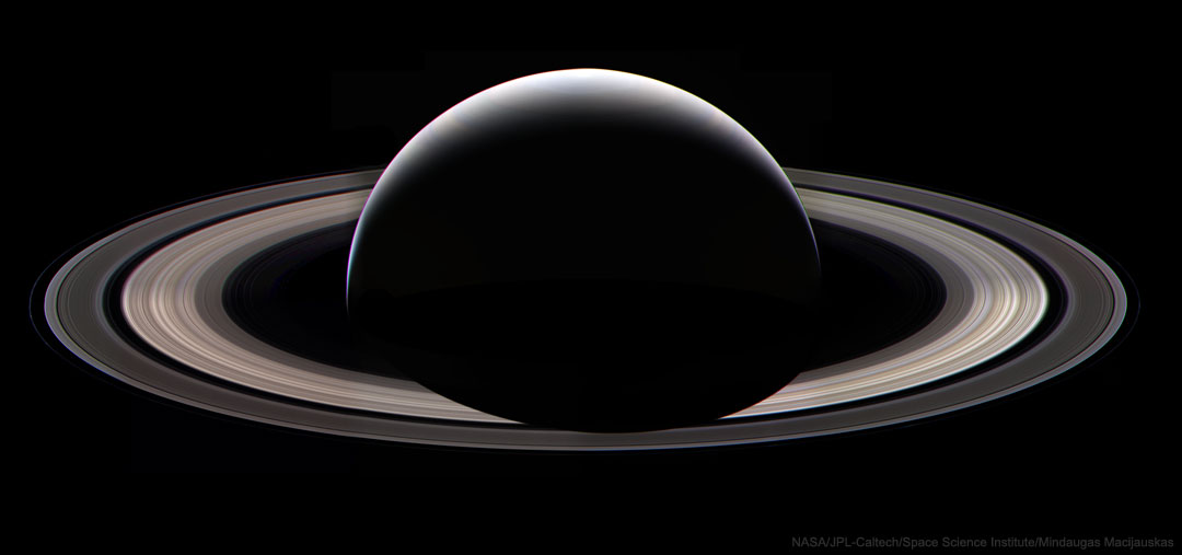 Die Raumsonde zeigt 2 Tage vor ihrem letzten Tauchgang Saturns Nachtseite mit Ringen.