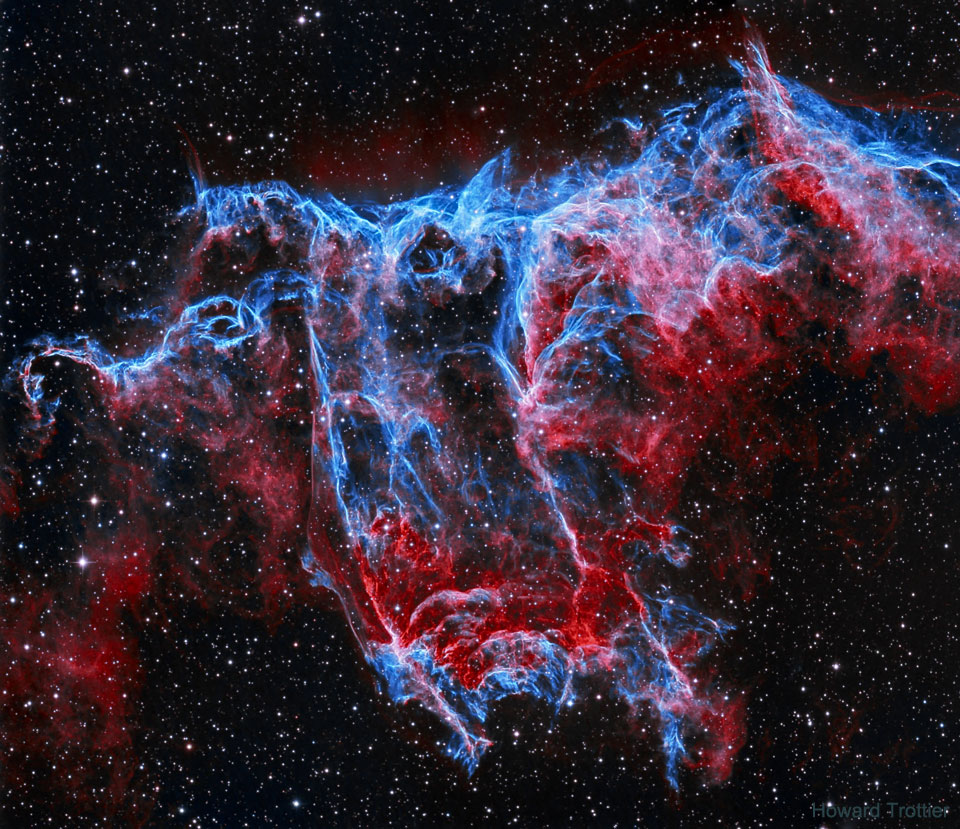 NGC 6995, der Fledermausnebel, ist ein Teil des Schleiernebels im Sternbild Schwan (Cygnus).