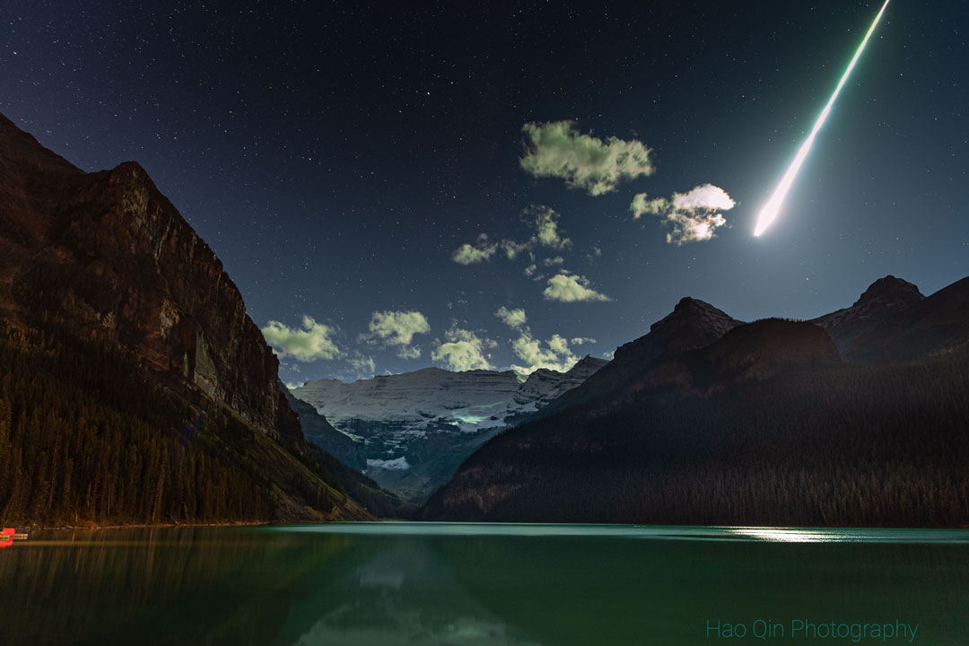 Feuerkugel über dem Lake Louise in Alberta (Kanada).