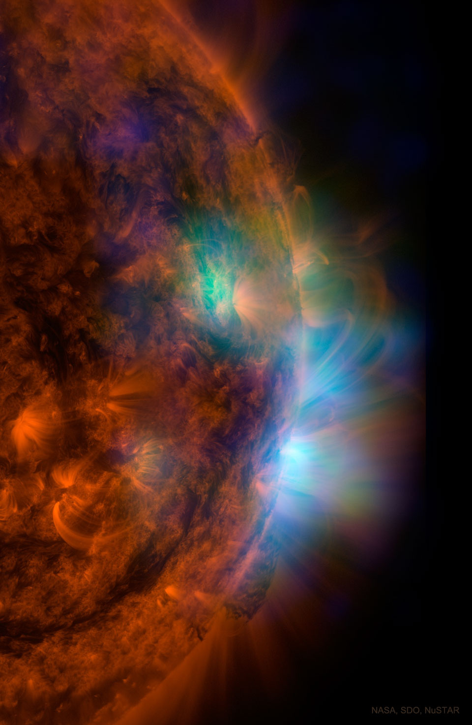 Sonne in UV-Licht und Röntgenlicht. Bilder des Röntgensatelliten Nuclear Spectroscopic Telescope Array NuSTAR liefern Hinweise, warum die Zonen über Sonnenflecken so heiß sind.