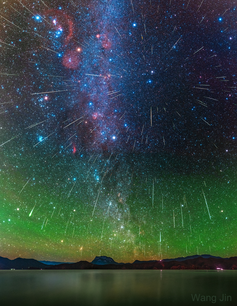 Geminiden-Meteorstre vom 14. Dezember 2020 vor der Milchstraße und den Sternbildern Orion und Zwillinge.