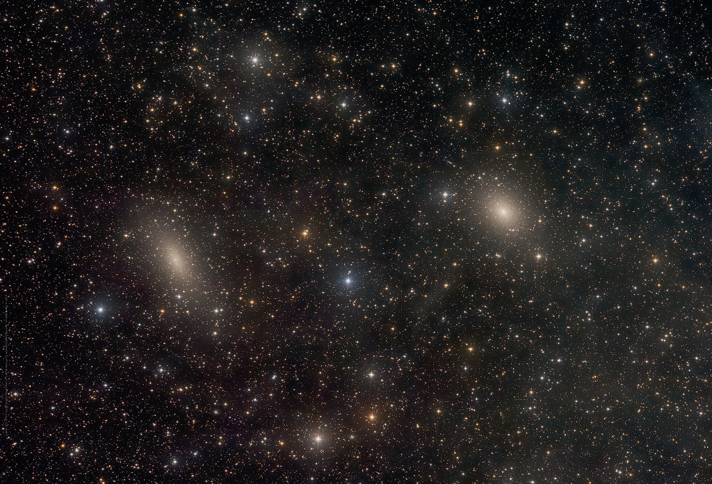 Die Zwerggalaxien NGC 147 (links) und NGC 185 in Andromedas Population kleiner Begleitgalaxien.