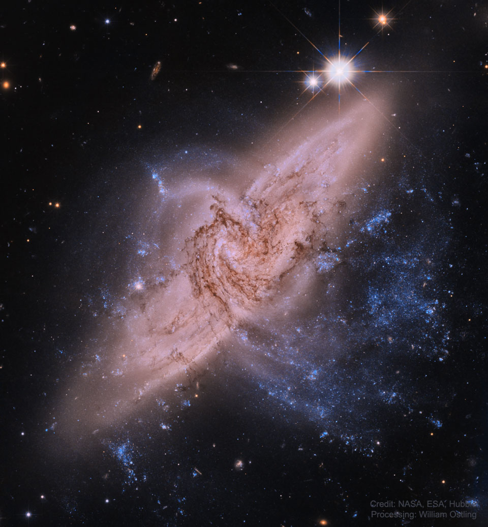 Das Hubblebild zeigt zwei überlappende Galaxien - NGC 3314 im Sternbild Wasserschlange.