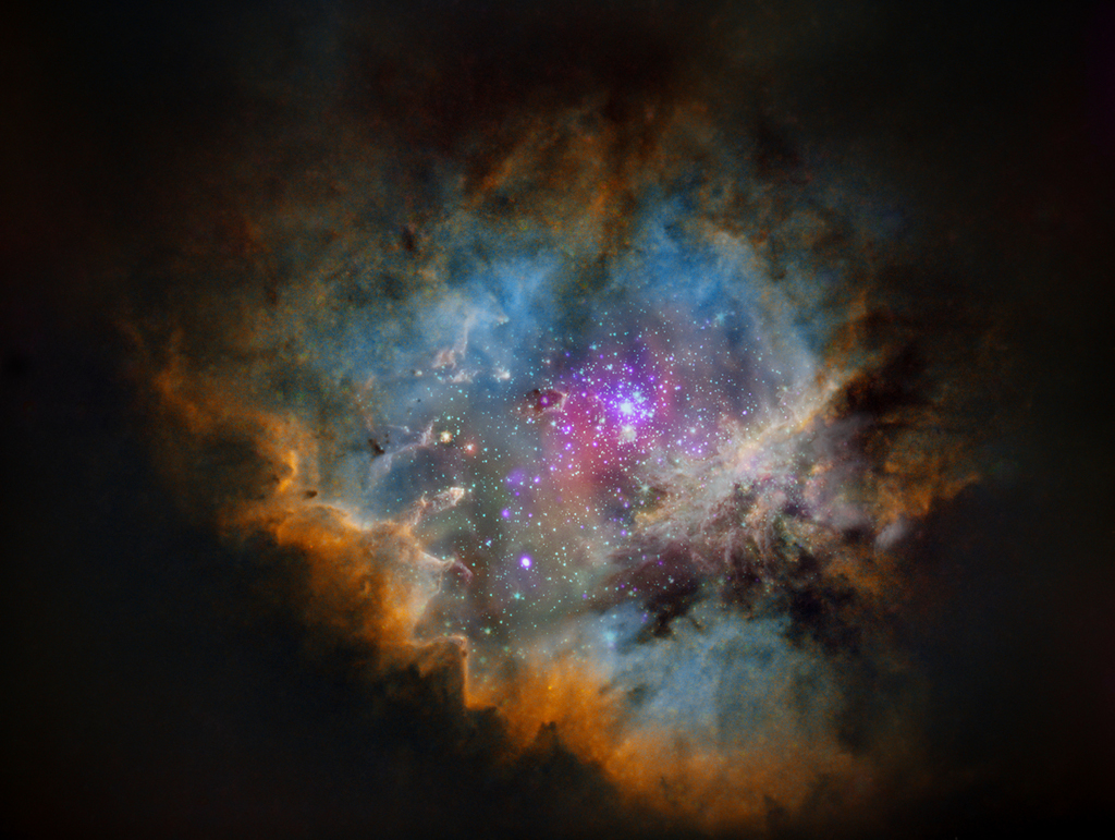 NGC 281 im Sternbild Kassiopeia ist ungefähr 80 Lichtjahre groß und wird auch Pacman-Nebel genannt.