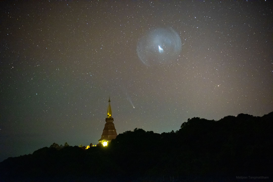 Komet Leonard und Ariane V mit dem James-Web-Weltraumteleskop an Bord, beide am Himmel über dem Nationalpark Doi Inthanon in Thailand.