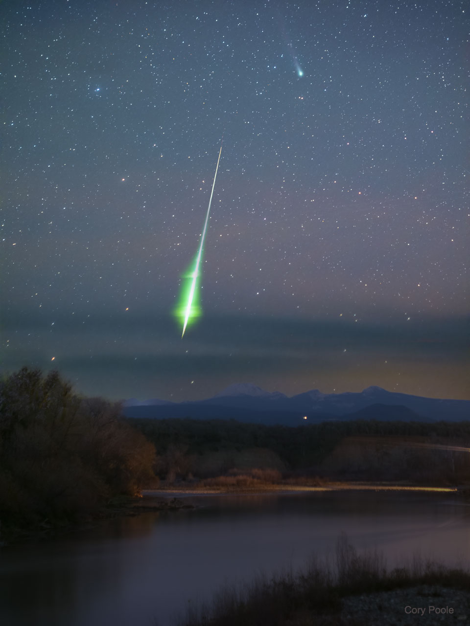 Komet Leonard und eine Feuerkugel des Geminiden-Meteorstroms über dem Sacramento River und dem Mount Lassen in Kalifornien, USA.