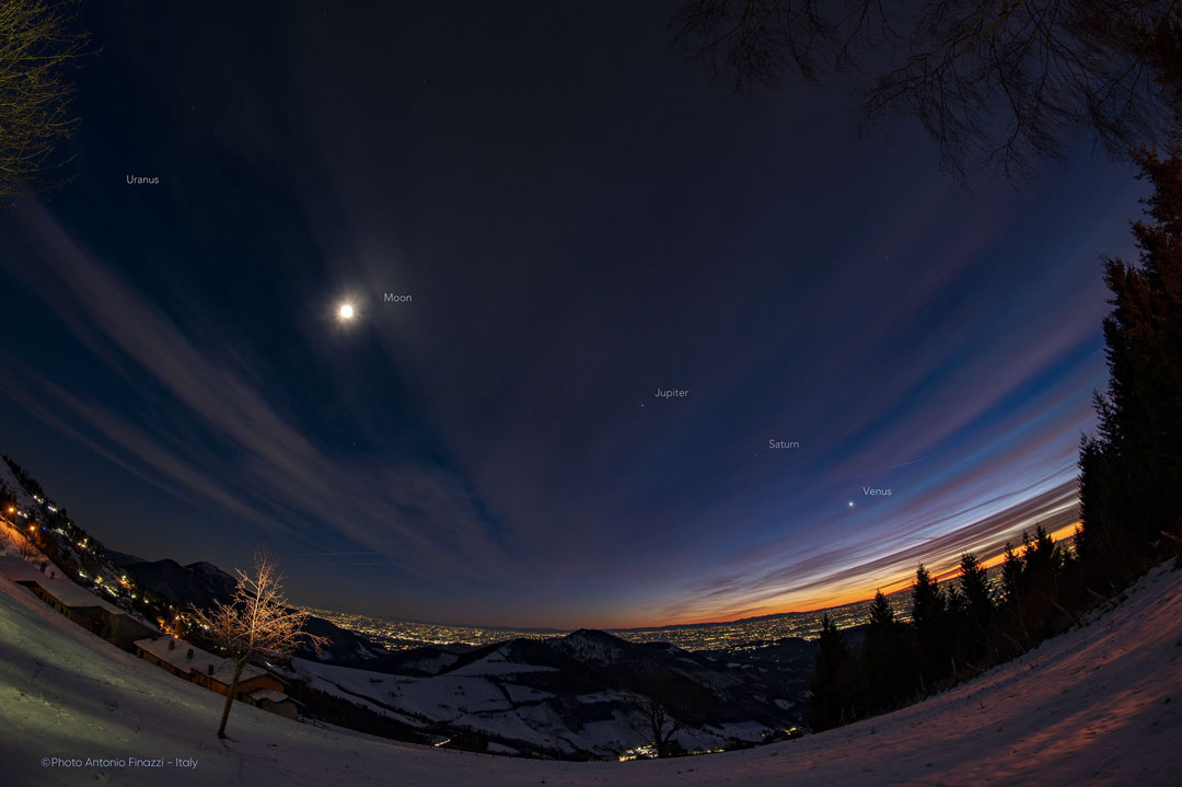 Venus, Saturn, Jupiter, Mond und Uranus am Abendhimmel bei San Fermo in Bergamo.