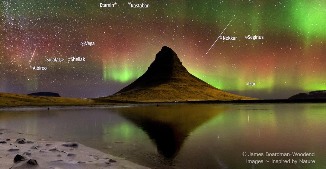 Geminiden-Meteore über dem Kirkjufell in Island bei Grundarfjörður.