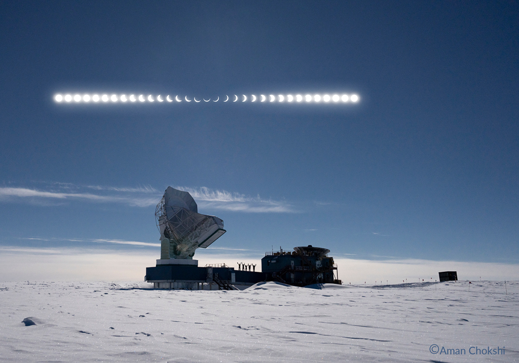Partielle Sonnenfinsternis am 4. Dezember über dem Südpolteleskop und dem BICEP-Teleskop in der Antarktis.
