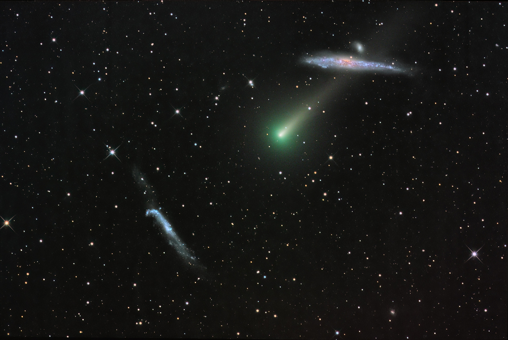 Komet Leonard (C/2021 A1) zwischen den Galaxien NGC 4631 (Walgalaxie) und NGC 4656 (Hockeyschläger) in den Jagdhunden.