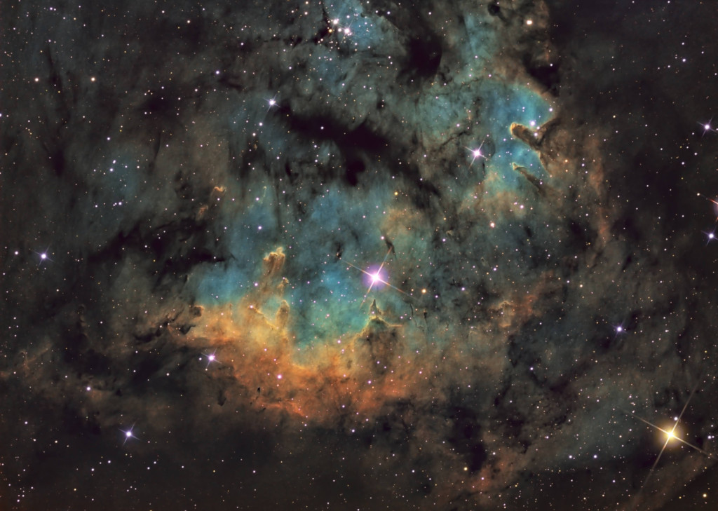 NGC 7822 im Sternbild Kepheus liegt am Rand einer Molekülwolke und enthält viele energiereiche junge Sterne.