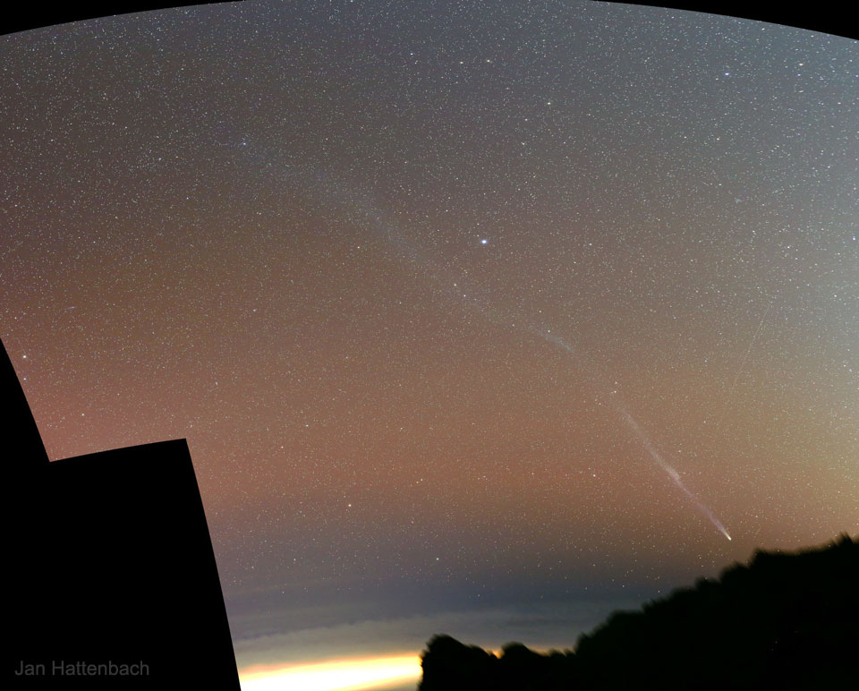 Der lange Schweif des Kometen Leonard über der spanischen Kanareninsel La Palma.