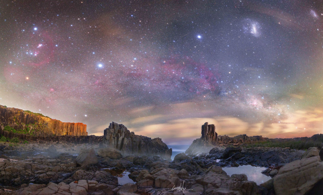 Kultobjekte des Himmels über dem Bombo-Steinbruch in Ostaustralien.