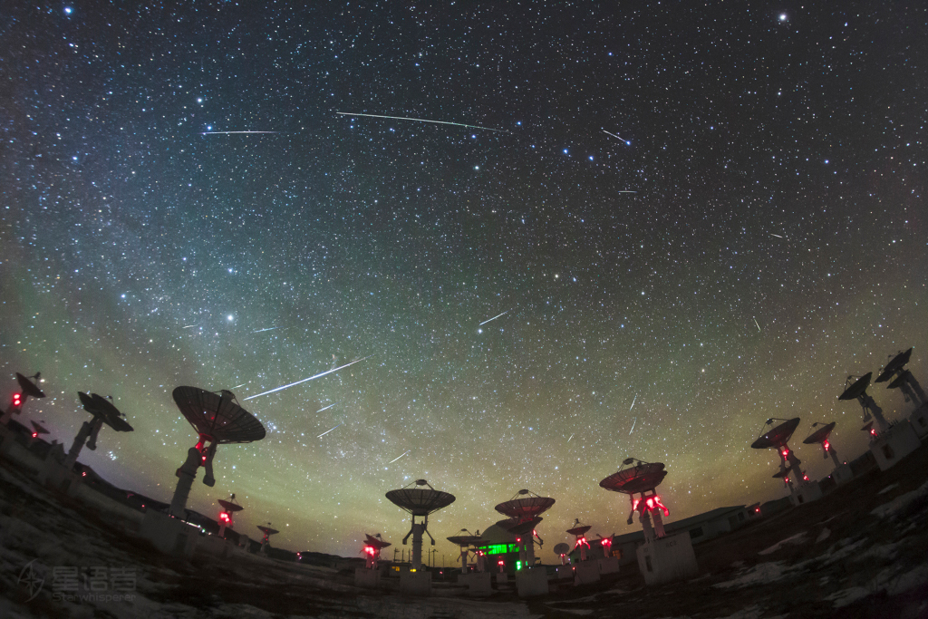 Quadrantiden-Meteore über den Radioteleskopen des chinesischen Spektralradioheliografen der Minggatu-Beobachtungsstation in der Inneren Mongolei (China).