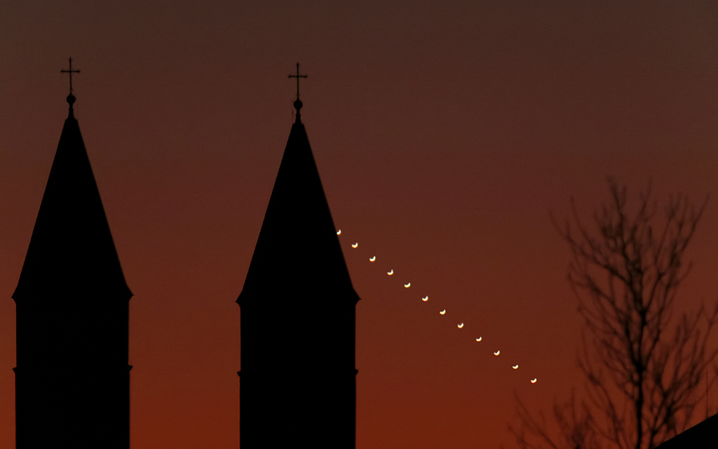 Die Venus geht am 1. Januar hinter einer Kathedrale in Veszprém (Ungarn) unter.