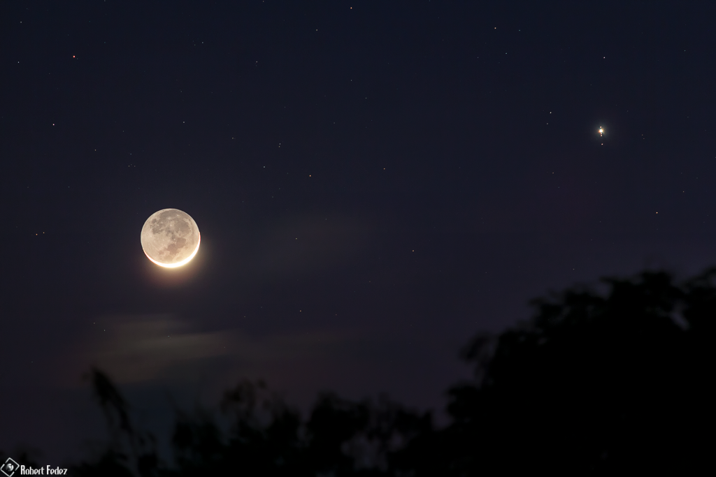 Fünf Monde und Jupiter in der Dämmerung über Cancun in Mexiko.