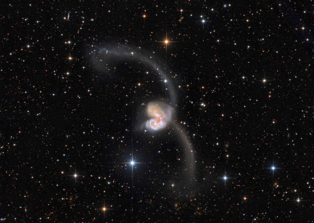 Die beiden Galaxien NGC 4038 und NGC 4039 kollidieren, sie sind als Arp 244 katalogisiert und werden Antennen genannt.