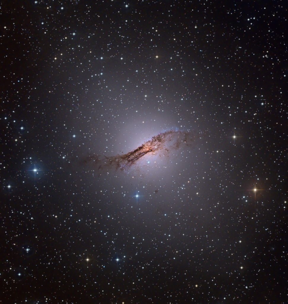 Centaurus A im Sternbild Zentaur ist die nächstgelegene aktive Galaxie in Erdnähe.