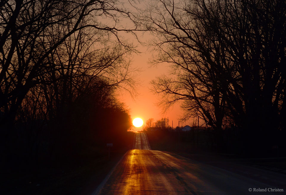 Sonnenuntergang bei einer von Ost nach West verlaufenden Straße in Illinois.