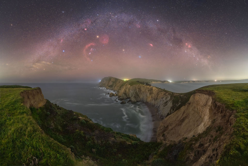 Der Nachthimmel über Point Reyes in Kalifornien mit Milchstraße, Orion, Sirius, Aldebaran, den Plejaden der Barnardschleife und dem Kaliforniennebel.