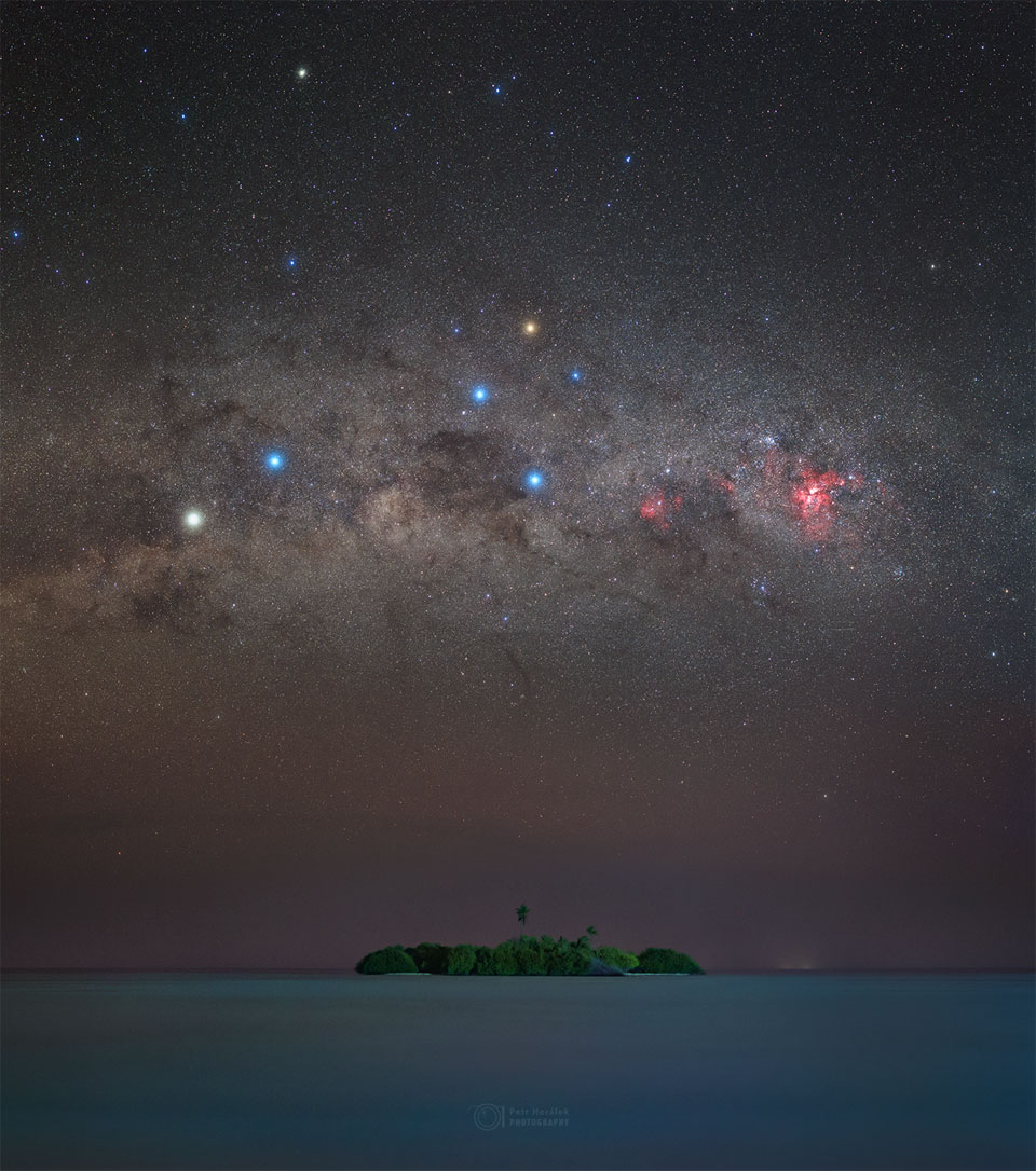 Alpha Centauri, Hadar, das Kreuz des Südens und der Carinanebel in der Milchstraße über der Insel Madivaru bei den Malediven.