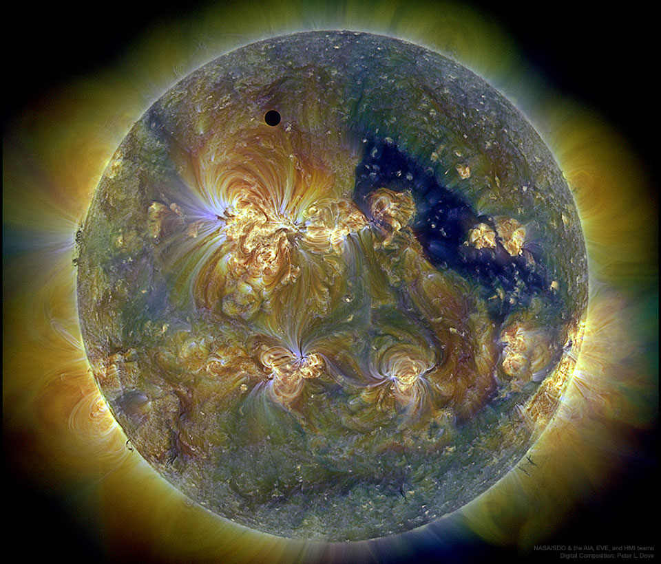 Das Solar Dynamics Observatory zeigt die Sonne in 3 Ultraviolettlicht-Wellenlängen bei einem Venustransit.