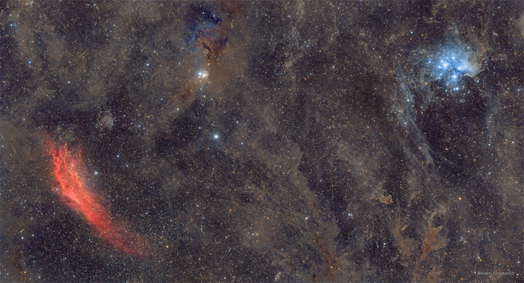 Der Kaliforniennebel NGC 1499 und die Plejaden M45 zusammen mit IC 348 und LBN 777 auf einem einzigen Weitwinkelbild.