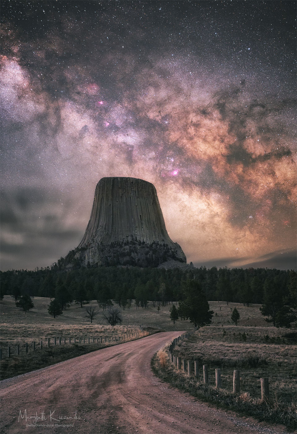 Der unheimliche Devils Tower in Wyoming mit dem zentralen Band der Milchstraße.