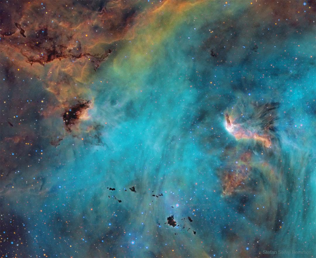 Der Emissionsnebel IC 2944 im Sternbild Zentaur ist auch als Running-Chicken-Nebel bekannt.