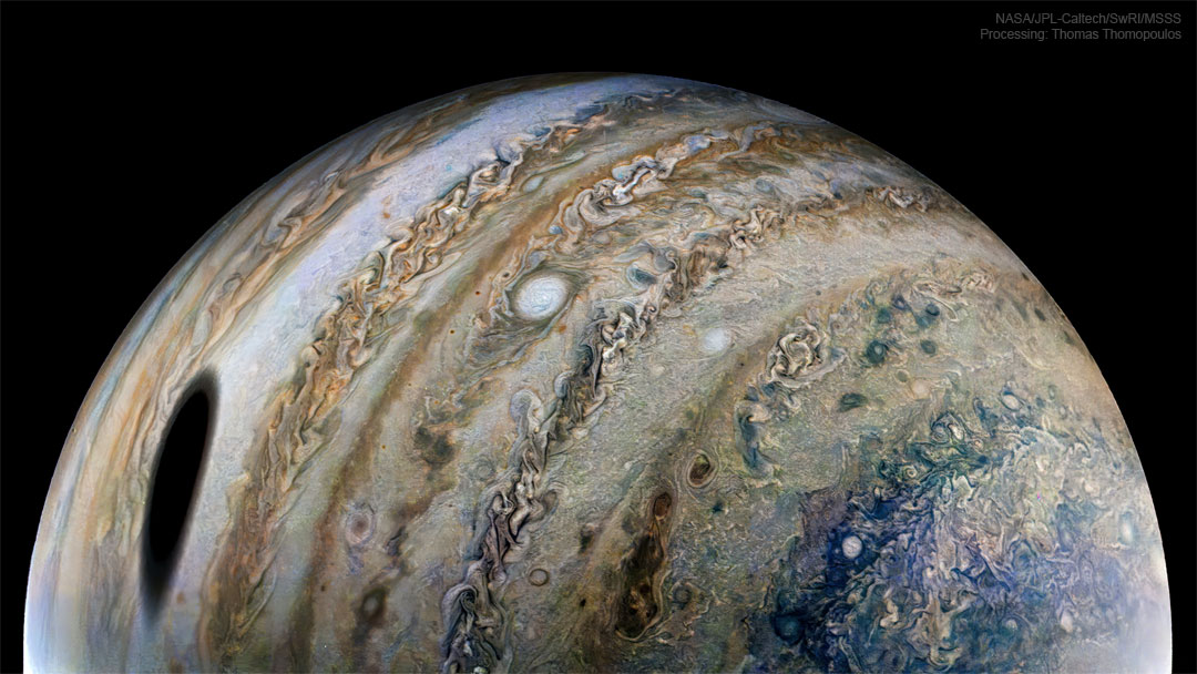 Die Raumsonde Juno zeigt, wie der Jupitermond Ganymed einen Schatten auf den Gasriesen Jupiter wirft.