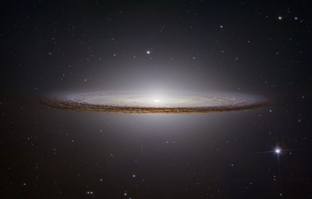 Die Spiralgalaxie M104 im Sternbild Jungfrau am Rand des Virgo-Galaxienhaufens erinnert an einen Sombrero.