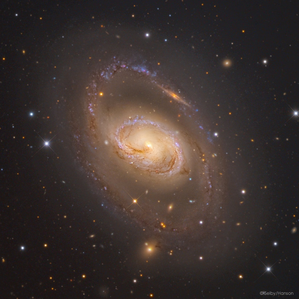 Messier 96 ist eine Spiralgalaxie in der Leo 1-Galaxiengruppe im Sternbild Löwe.