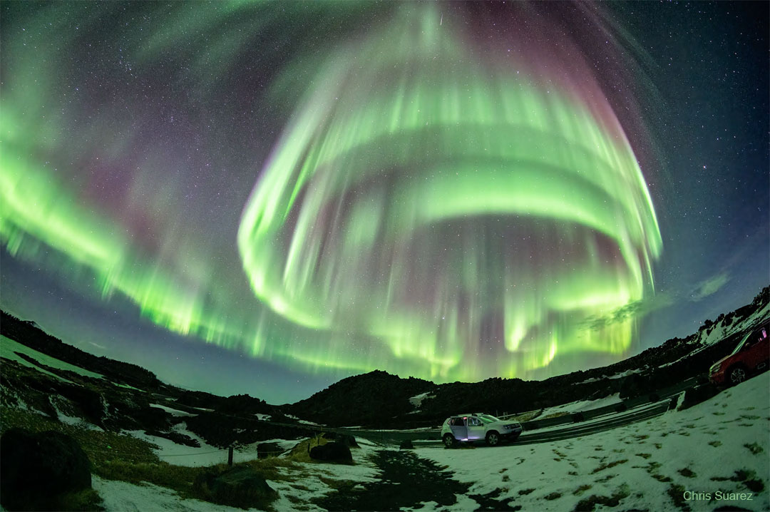 Das Bild zeigt ein helles Polarlicht, das im März über Island auftrat. Die Krümmung des Polarlichts lässt es wie einen Wirbel aussehen.