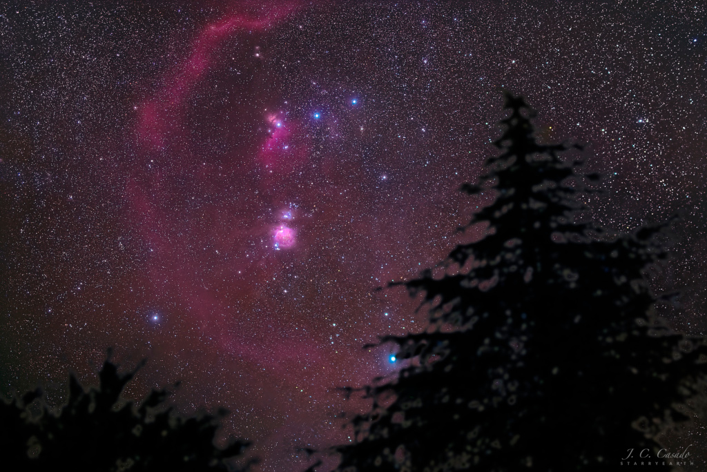 Diese detailreiche Aufnahme aus Albanyà in Spanien zeigt Orions Gürtelsterne, den Orionnebel, Pferdekopfnebel und Flammennebel sowie den hellen Stern Rigel.