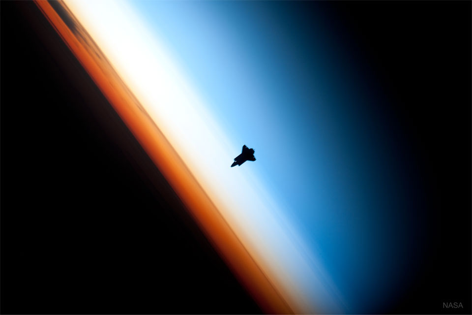 Die Raumfähre Endeavour wurde von der Besatzung der Internationalen Raumstation ISS am Erdhorizont fotografiert.