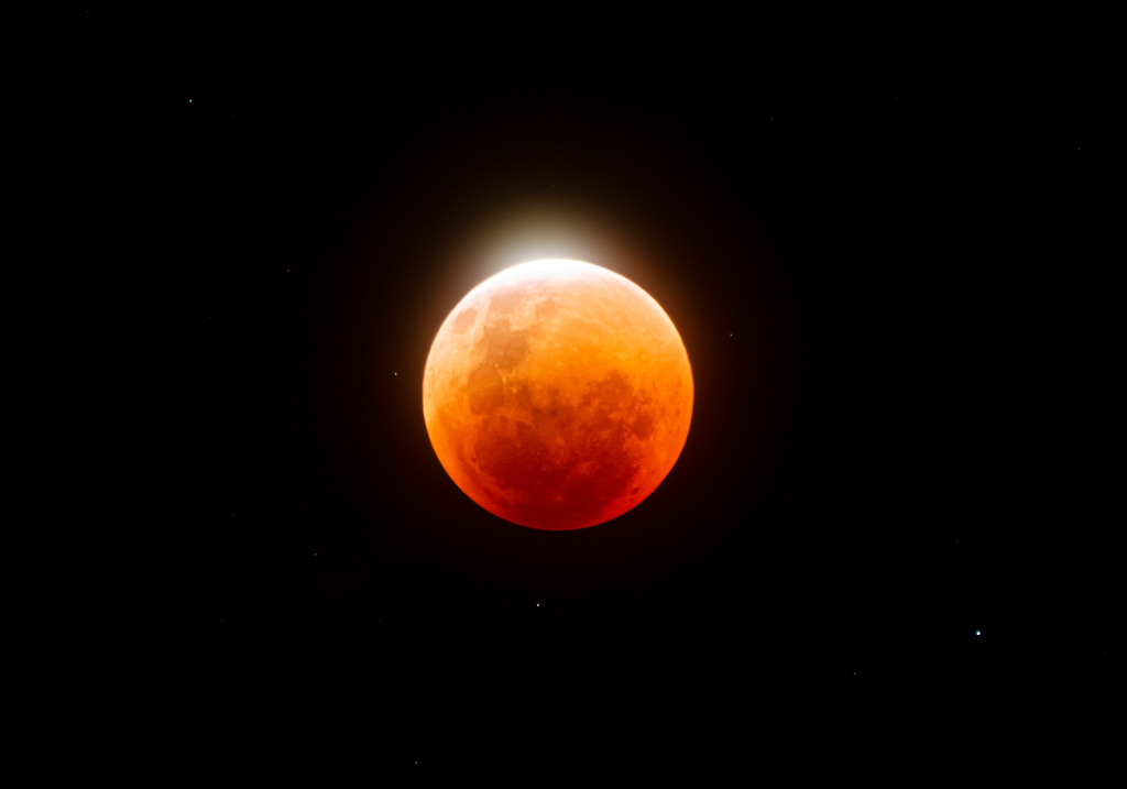 Blumenmond mit Juwel - am Vollmond der Mondfinsternis leuchtet noch ein Stückchen in der Sonne im Halbschatten der Erde.