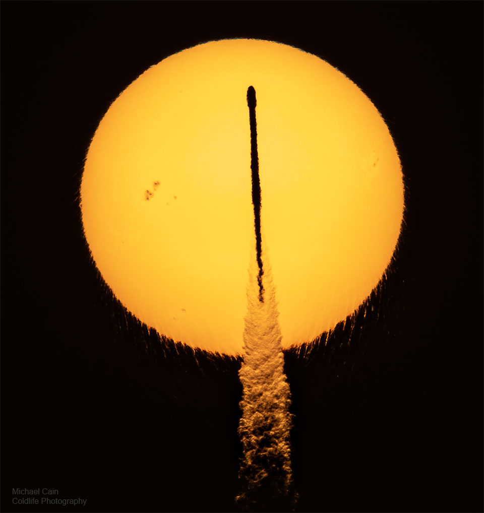 Sonne und Raketenstart