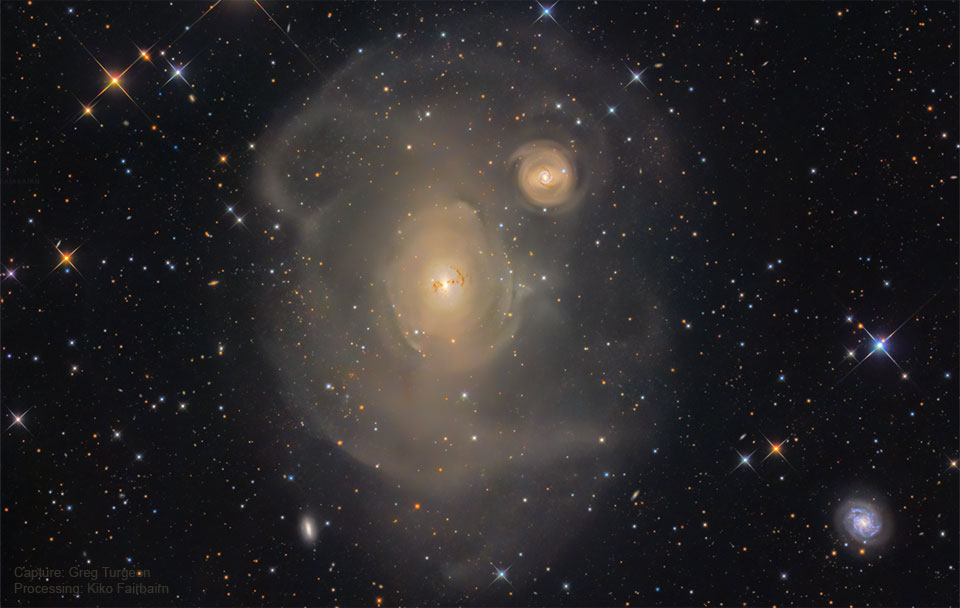 Das Bild zeigt die Galaxie NGC 1316 - auch bekannt als Fornax A - im Sternbild Chemischer Ofen, die offenbar die Galaxie NGC 1317 rechts oben verschlingt.